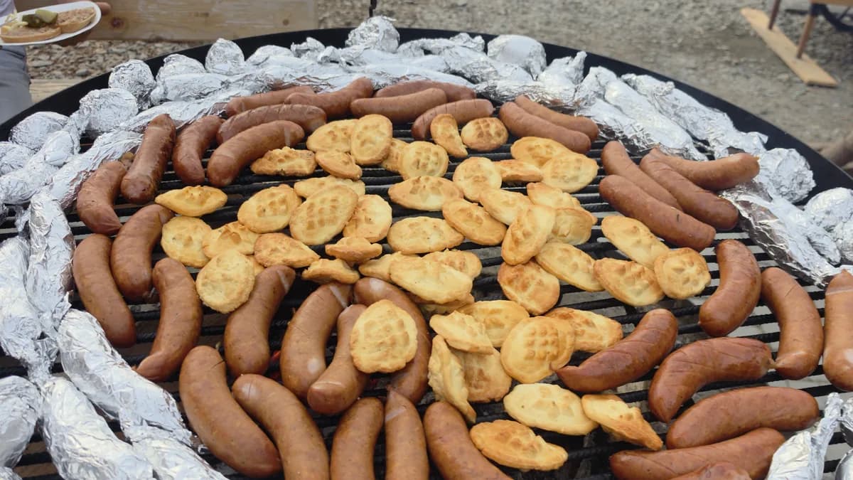 Ruszt pełen kiełbasy i placków ziemniaczanych na ognisku