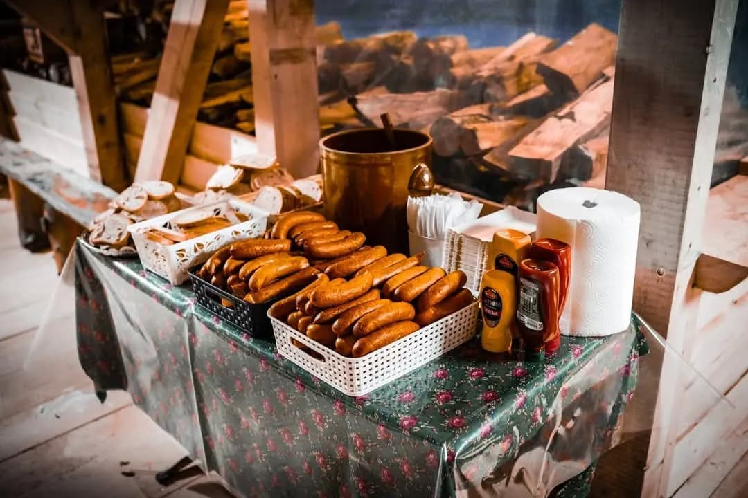 Stół z kiełbaskami przygotowany na biesiadę